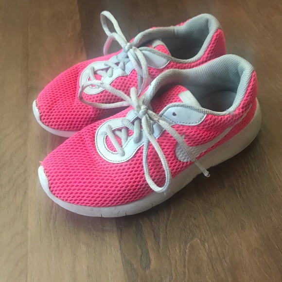 Girls Nike shoes - Picture 2 of 5